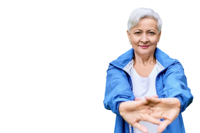 Mujer adulta sonriendo mientras se estira
